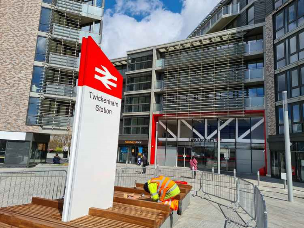 Signal workers and maintenance staff of the RMT Union have voted in favour of accepting a new pay offer from Network Rail, but strikes will continue to go ahead. Credit: Nub News.