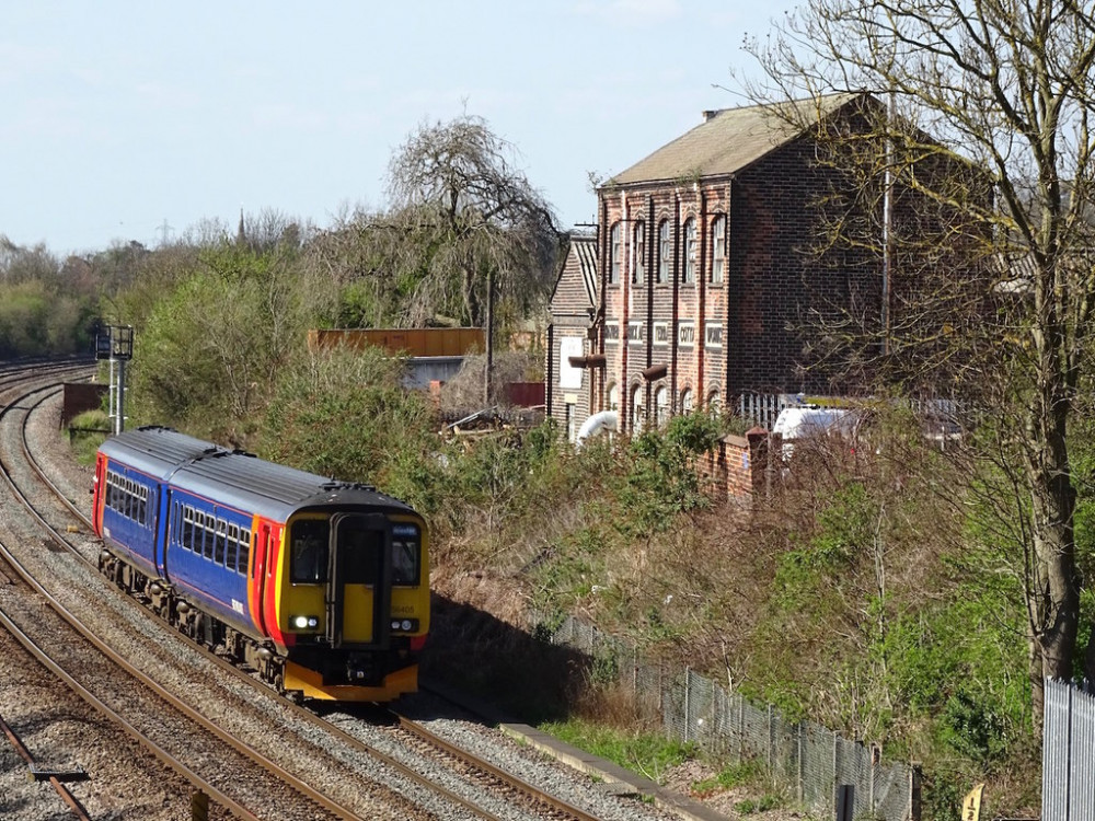 Rail passengers in Leicestershire can now use digital season tickets which have recently been introduced by East Midlands Railway (EMR). Photo © Ian Calderwood (cc-by-sa/2.0)