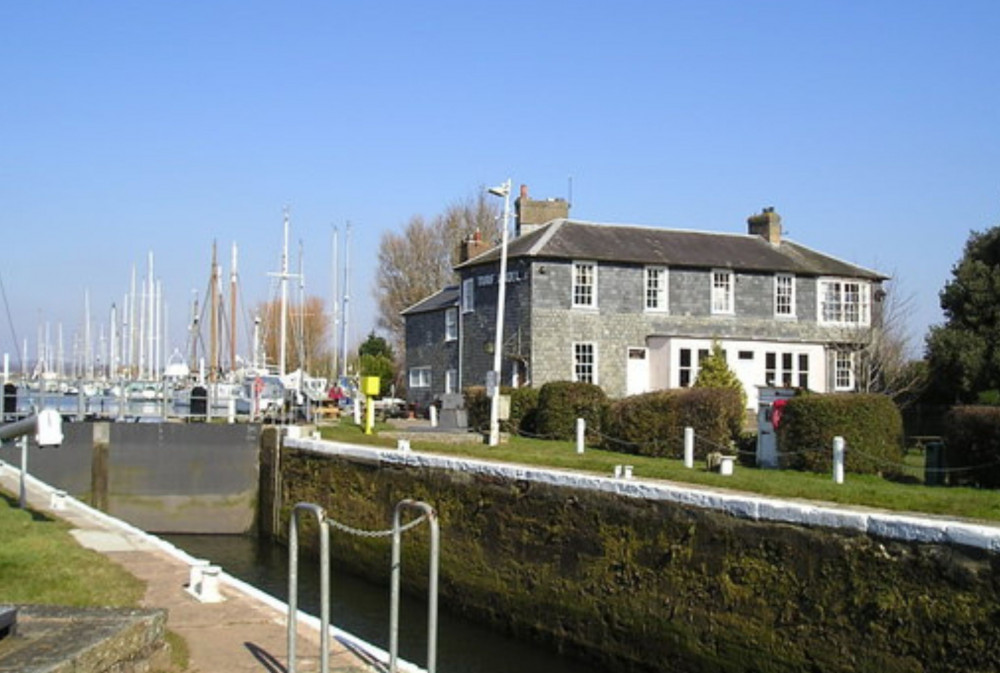 The Turf Hotel (cc-by-sa/2.0 - © canalandriversidepubs co uk - geograph.org.uk/p/1744658)