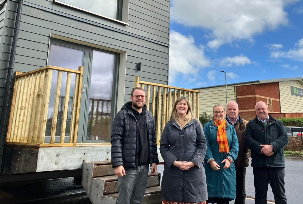 Cllr Dan Ledger, Jo Garfoot, Cllr Eleanor Rylance, Cllr Paul Arnott and Paul Lees with a modular house (EDDC)