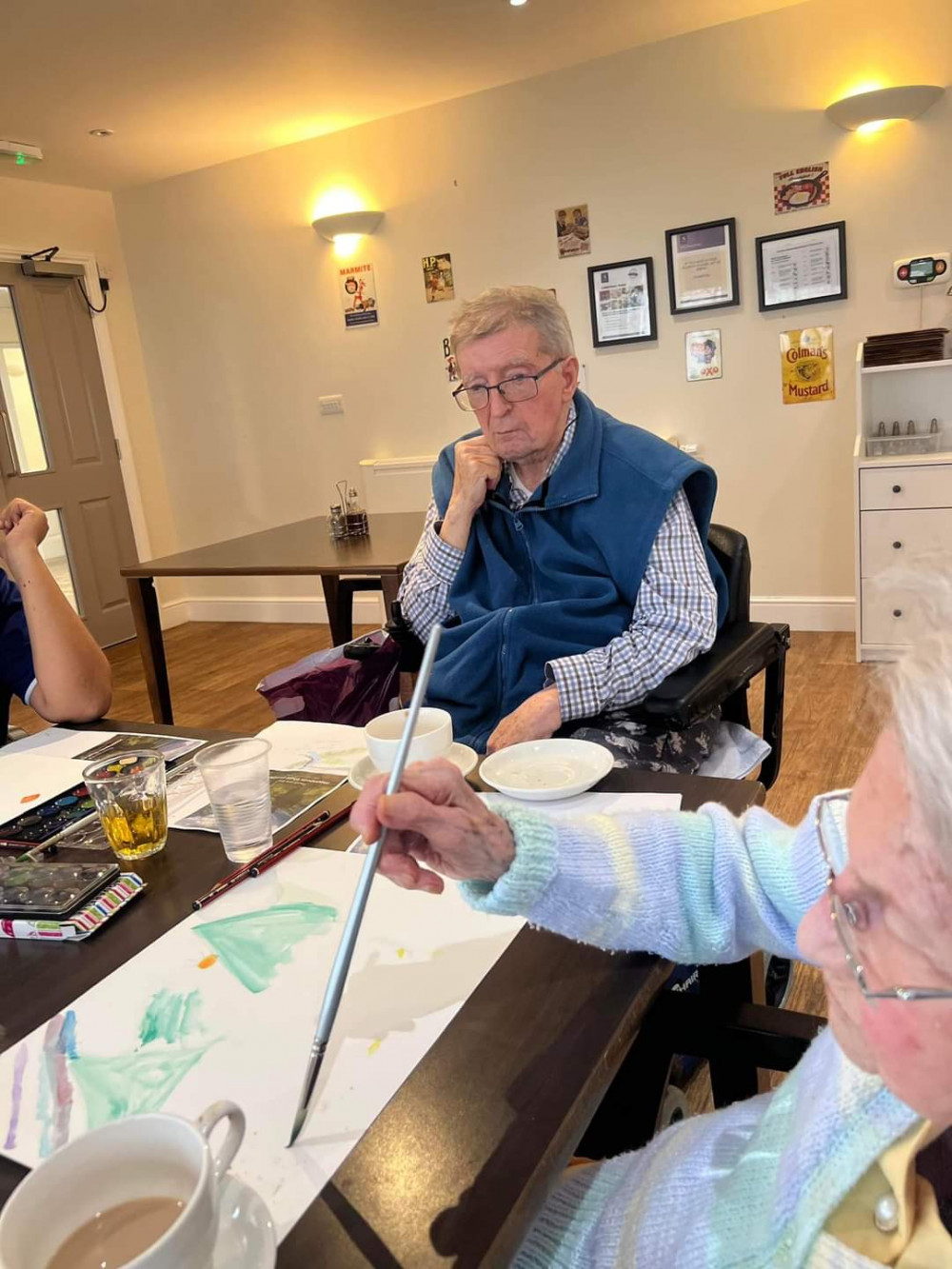 Colin King artist assists residents