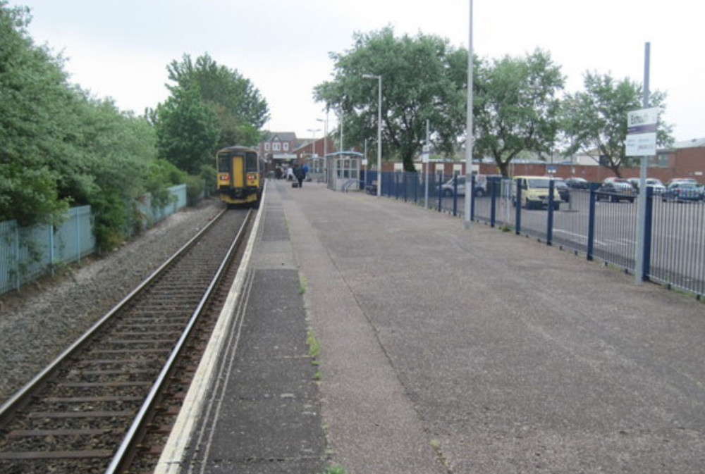 Exmouth railway station (cc-by-sa/2.0 - © Nigel Thompson - geograph.org.uk/p/3300811)