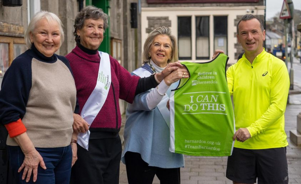 Alun Cairns with Barnardo’s team in Cowbridge