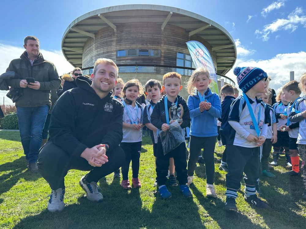 Billy Kiest awards the tots medals for sportsmanship