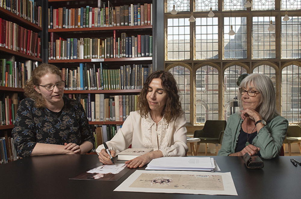 PJ Harvey (centre) at Dorset Museum’s Library with her mother Eva (right) and Dorset Museum interim director Elizabeth Selby (photo credit: Zachary Culpin | BNPS)