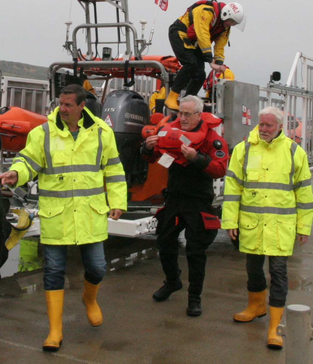 Diver Jeff Everett is helped ashore by Lyme Regis lifeboat crew, while his ‘buddy’ was taken to Poole Hospital for treatment (photo credit: Richard Horobin)