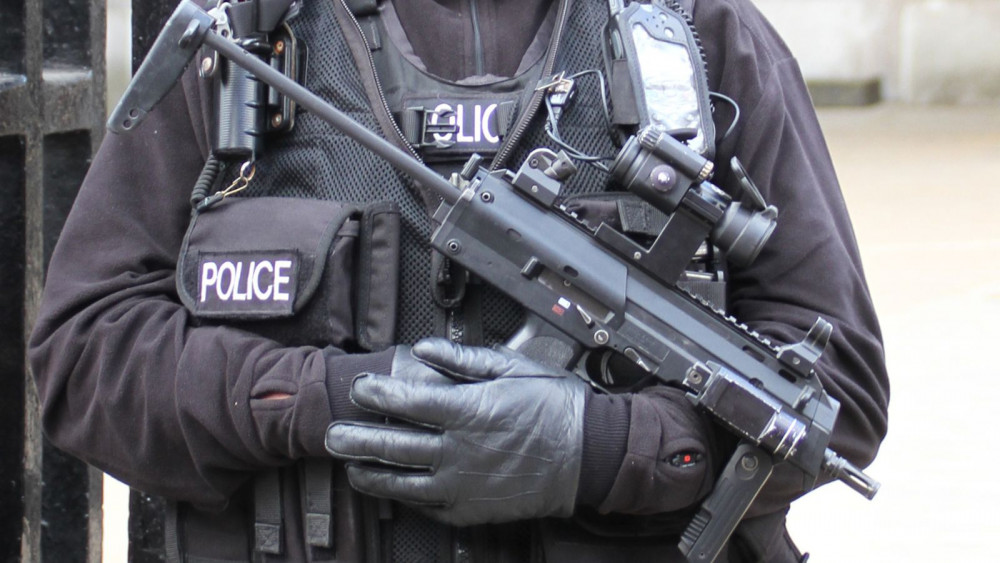 UK armed police officer (Tony Hisgett, CC BY 2.0, https://commons.wikimedia.org/w/index.php?curid=64137917)