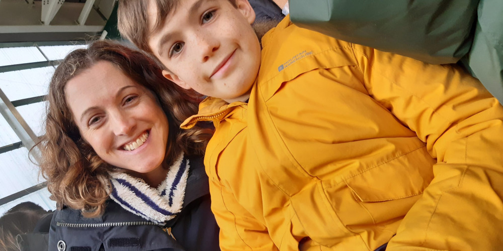 Charlie and his mother Melina (Image via Kidney Research UK)