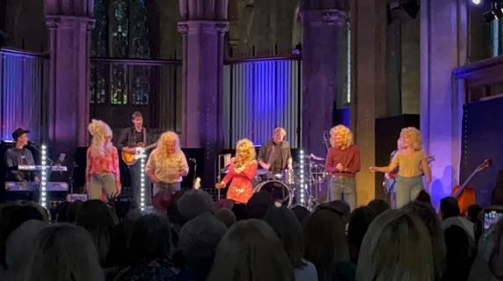 The Landmark rocked to the Dolly Parton classics ‘Jolene’, ‘9-5’ and ‘I Will Always Love You’ last night as the brilliant tribute act ‘The Dolly Show’ stormed into little ‘ol downtown Teddington! 