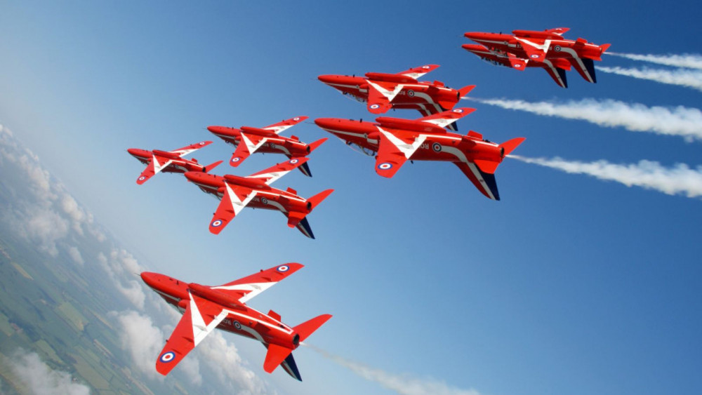 Red Arrows (By Cpl. Andy Benson, OGL v1.0, https://commons.wikimedia.org/w/index.php?curid=26925935)