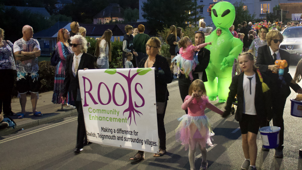 Roots in Dawlish Carnival parade 2022 (Nub News/ Will Goddard)