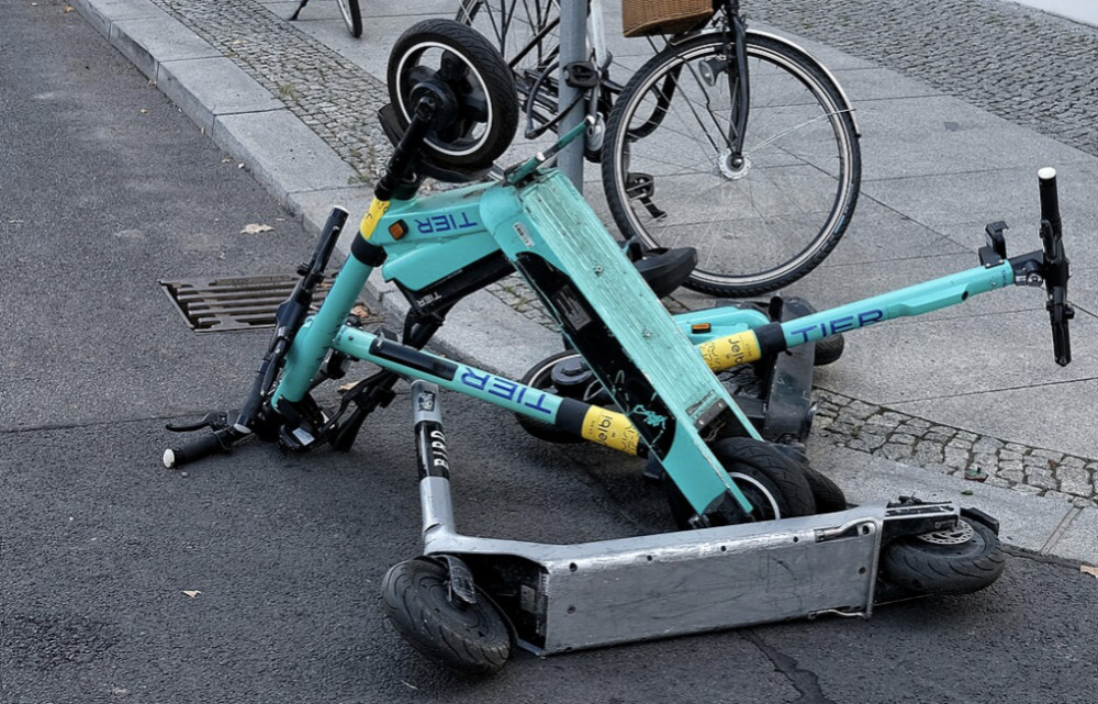 Riding an e-scooter on the pavement could bag you a £50 fine. (Image CC 4.0 Cropped Jörg Fuhrmann (Intermerker) https://tinyurl.com/3fkacb6u) Riding an e-scooter on the pavement could bag you a £50 fine. (Image CC 4.0 Cropped Jörg Fuhrmann (Intermerker) https://tinyurl.com/3fkacb6u)