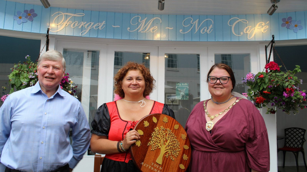 L to R: Geoffrey Cox, Gabriela Ogreanu, Mayor of Dawlish Rosie Dawson (Southern Healthcare)