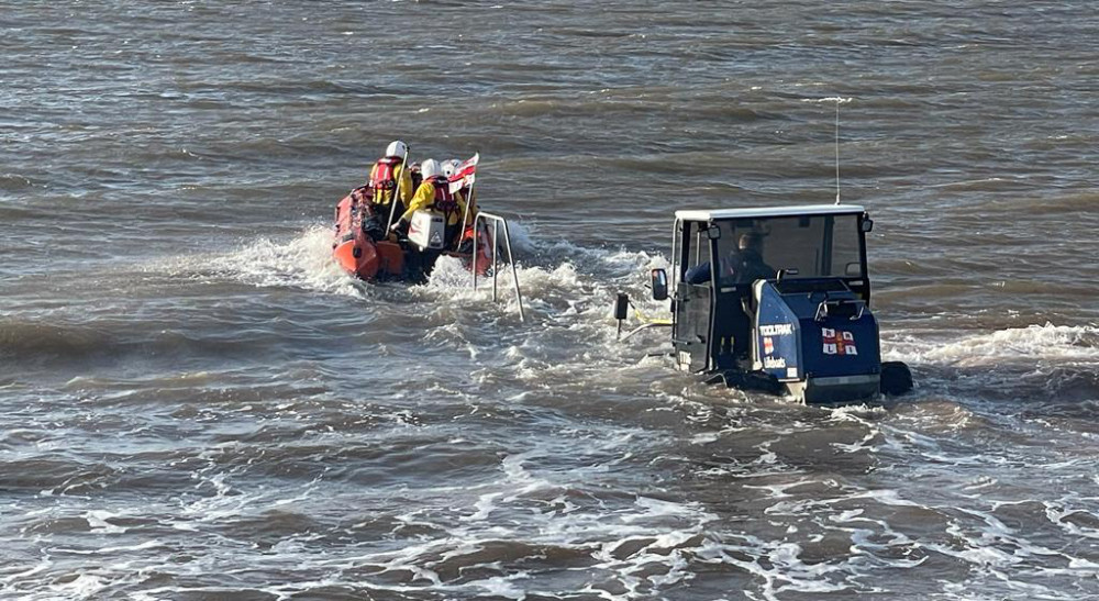 Exmouth RNLI inshore lifeboat launches to assist the boat. Credit : Chris Sims / RNLI