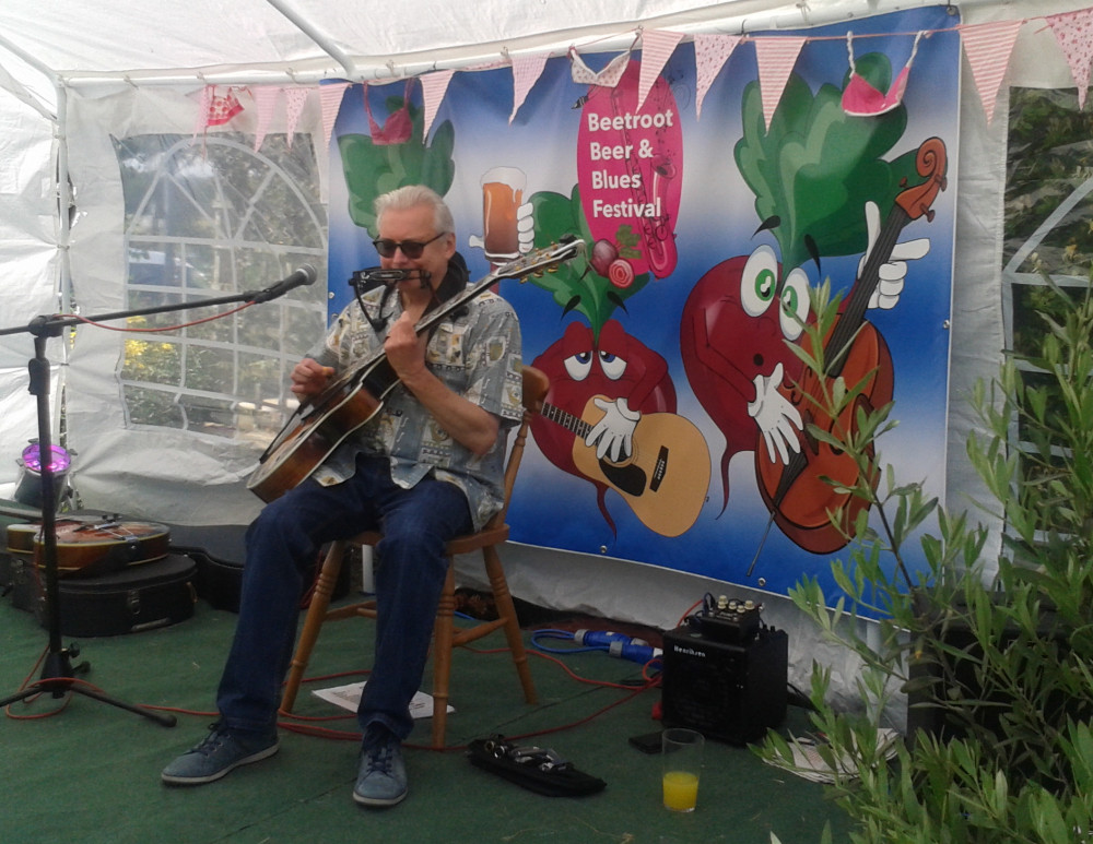 Live Blues on the doorstep (Picture: Nub News)