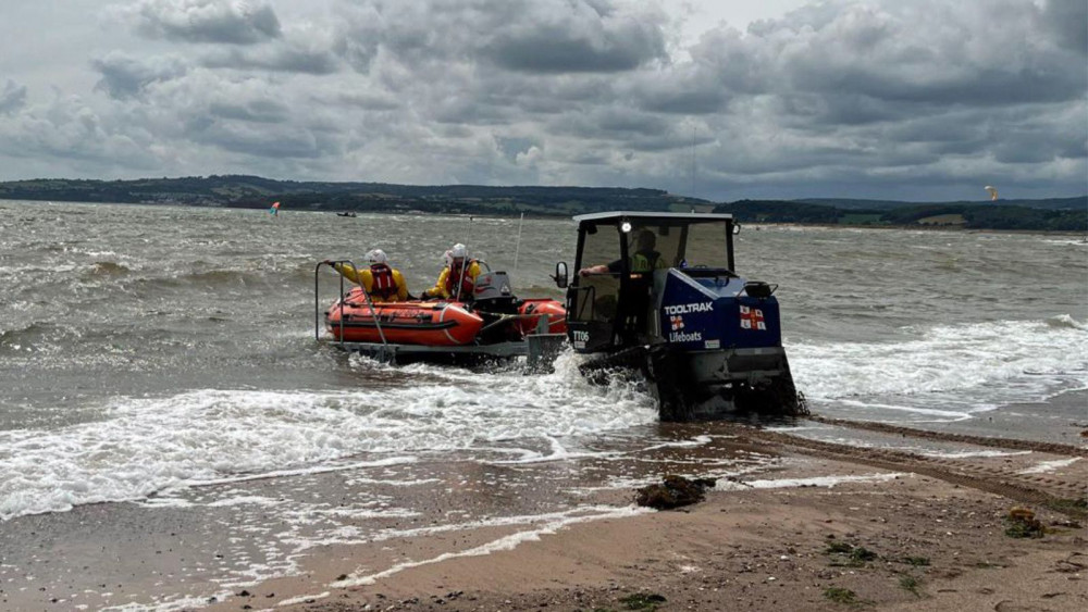 Exmouth RNLI inshore lifeboat launches to help the tender (Ed Thomas/ RNLI)