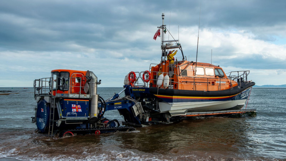 Exmouth RNLI all-weather lifeboat launches to the rescue (John Thorogood/ RNLI)