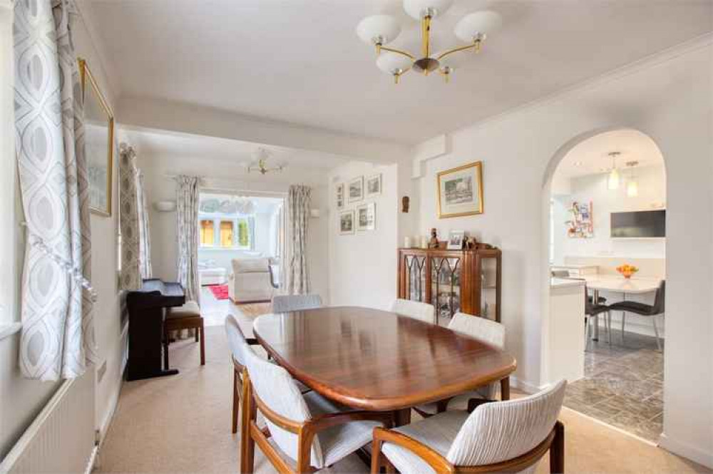 Five-bedroom detached house in Kent Street