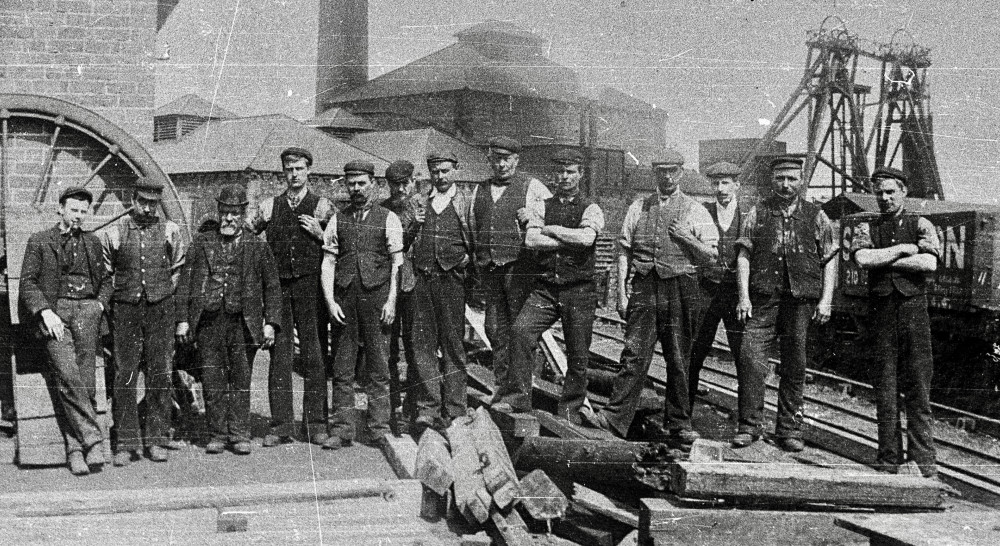 A photo of Snibston Colliery and its mine workers from around 1900. Reproduction courtesy of Coalville Heritage Society