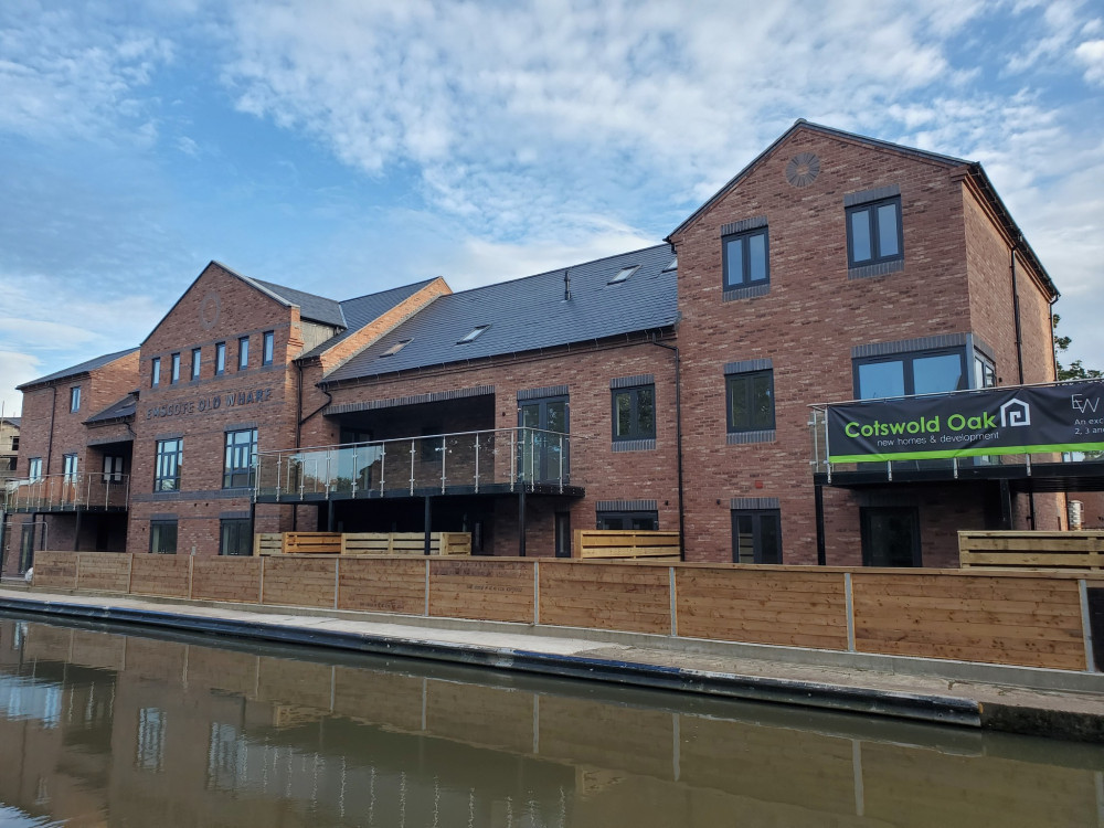 Work is underway on nine townhouses being built alongside the Grand Union Canal in Warwick (Image by Geoff Ousbey)