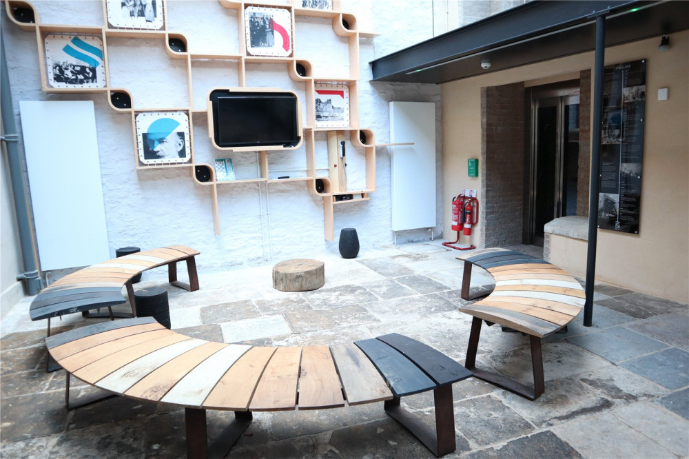 The LSi courtyard offers public meeting and work spaces