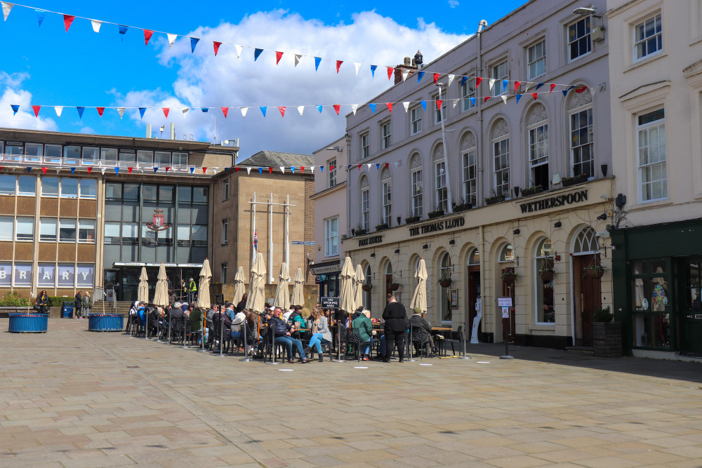 The Thomas Lloyd will keep its 100 outside seats (image by Vauxford)