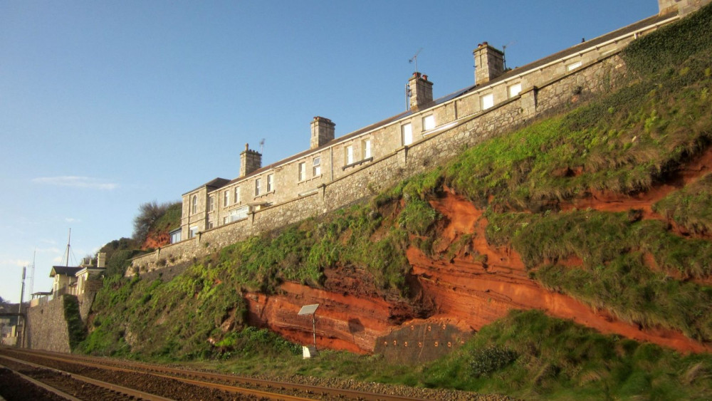 Coastguard Cottages in 2014 (By Derek Harper, CC BY-SA 2.0, https://commons.wikimedia.org/w/index.php?curid=123288453)