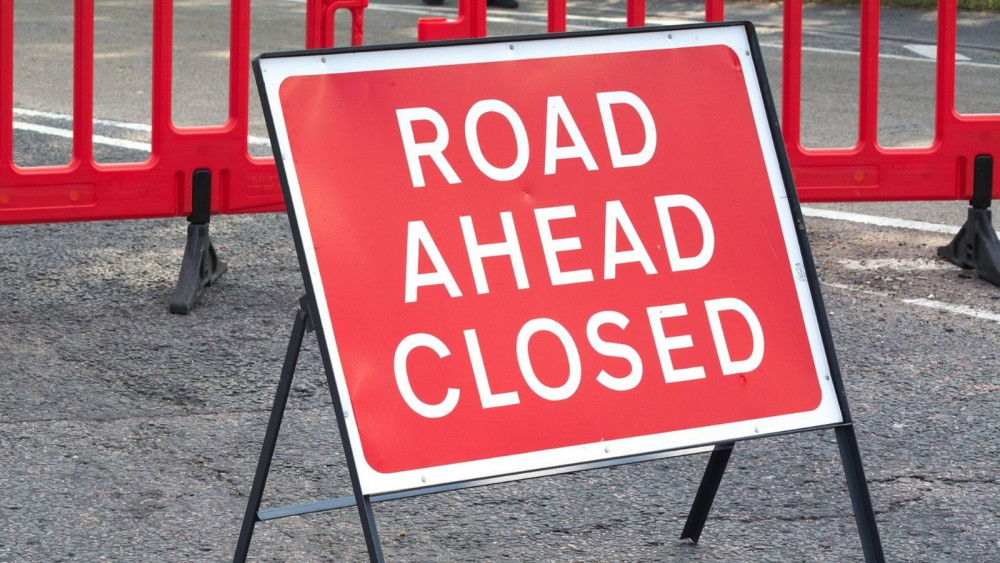 Road closure sign (Pixabay)