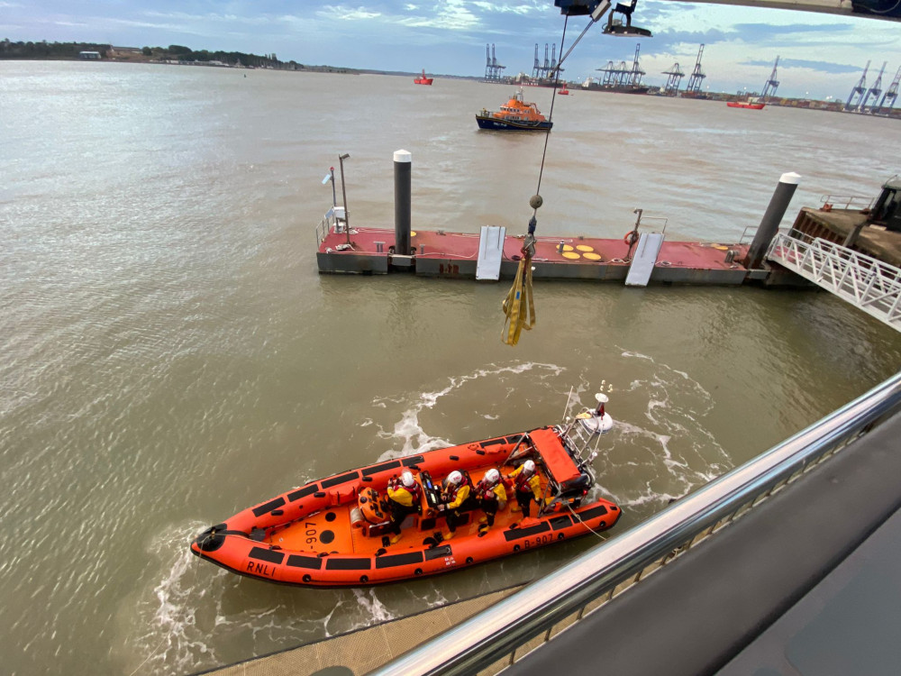 Volunteer crews return after search (Picture: RNLI/Peter Thurston)