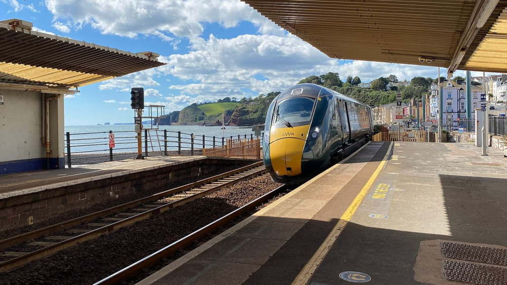 Dawlish railway station (By Sootysuerickie, CC BY-SA 4.0, https://commons.wikimedia.org/w/index.php?curid=115103635)