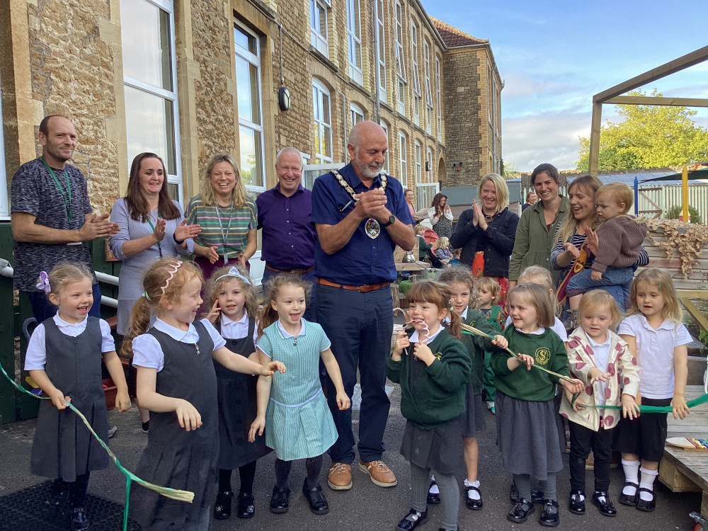 The Mayor of Frome cuts the ribbon!