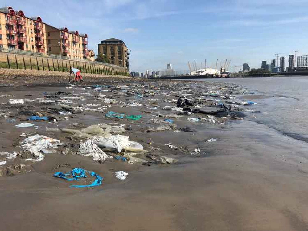 An example of the plastic bags problem at the south tip of the Isle of Dogs. Credit: Thames21