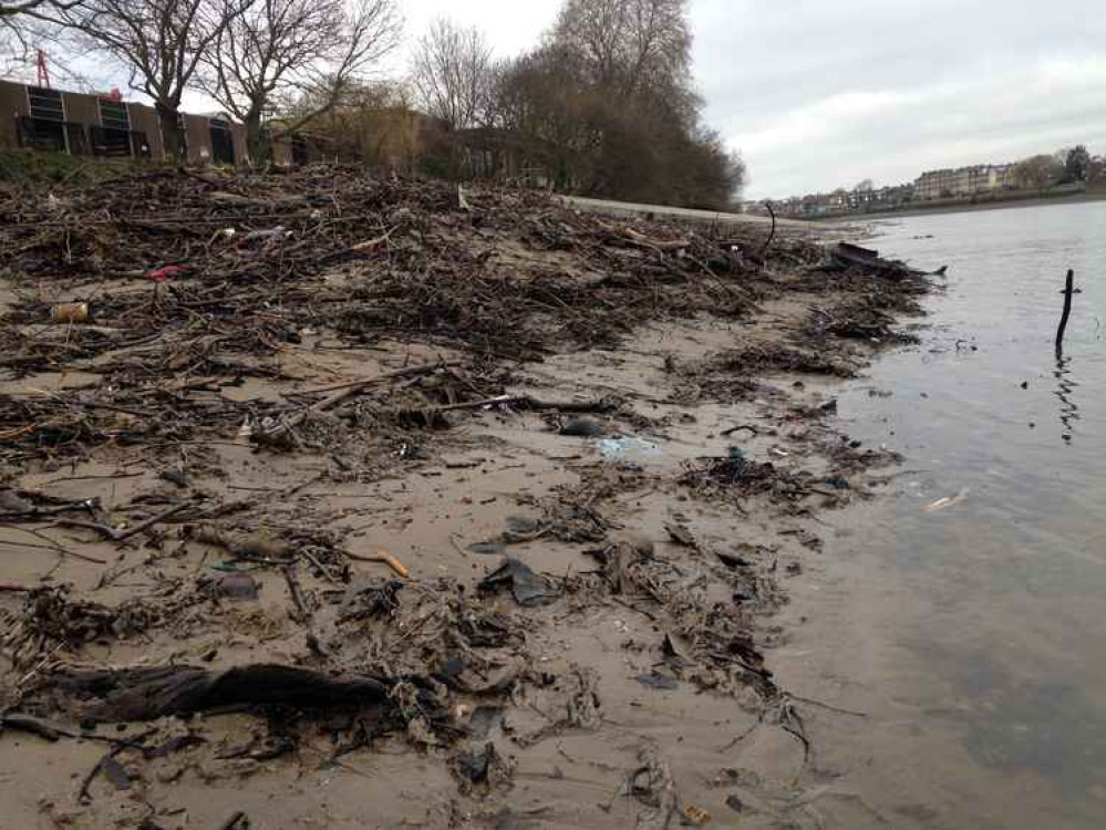 Great Wet Wipe Reef in front of St Paul's School in Barnes (Feb 2019). Credit: Thames21