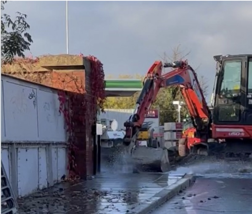 A burst main is causing further disruption at Manor Circus. (Photo Credit: Heather Nicholls).