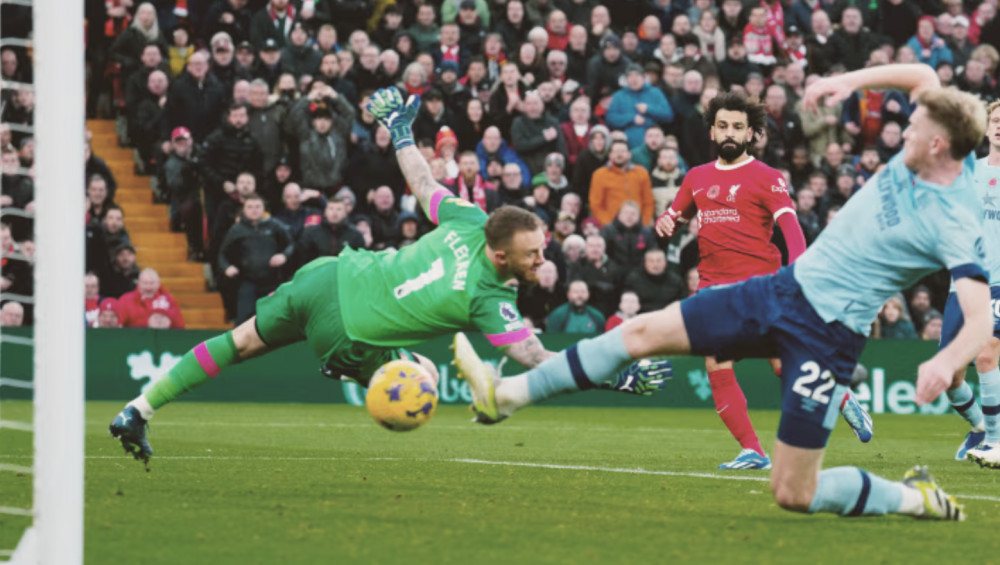 Salah secures the win for Liverpool against Brentford while getting his tenth goal of the season and 200th in English football (credit: Brentford FC).