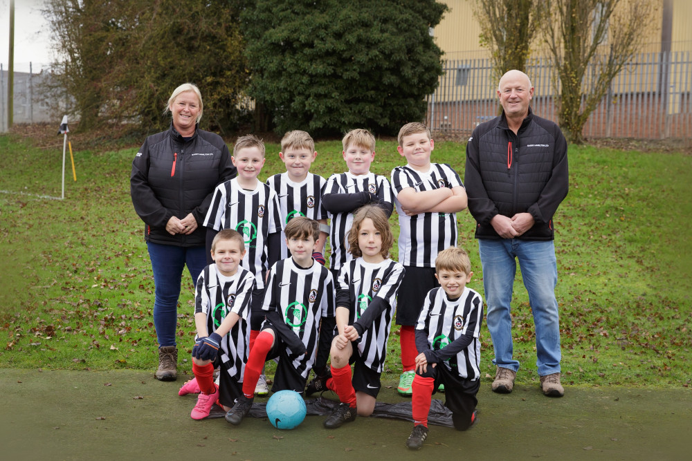 Coalville Under9 Robins in their new Garry Hamilton Ltd. Photo by SR Portraits