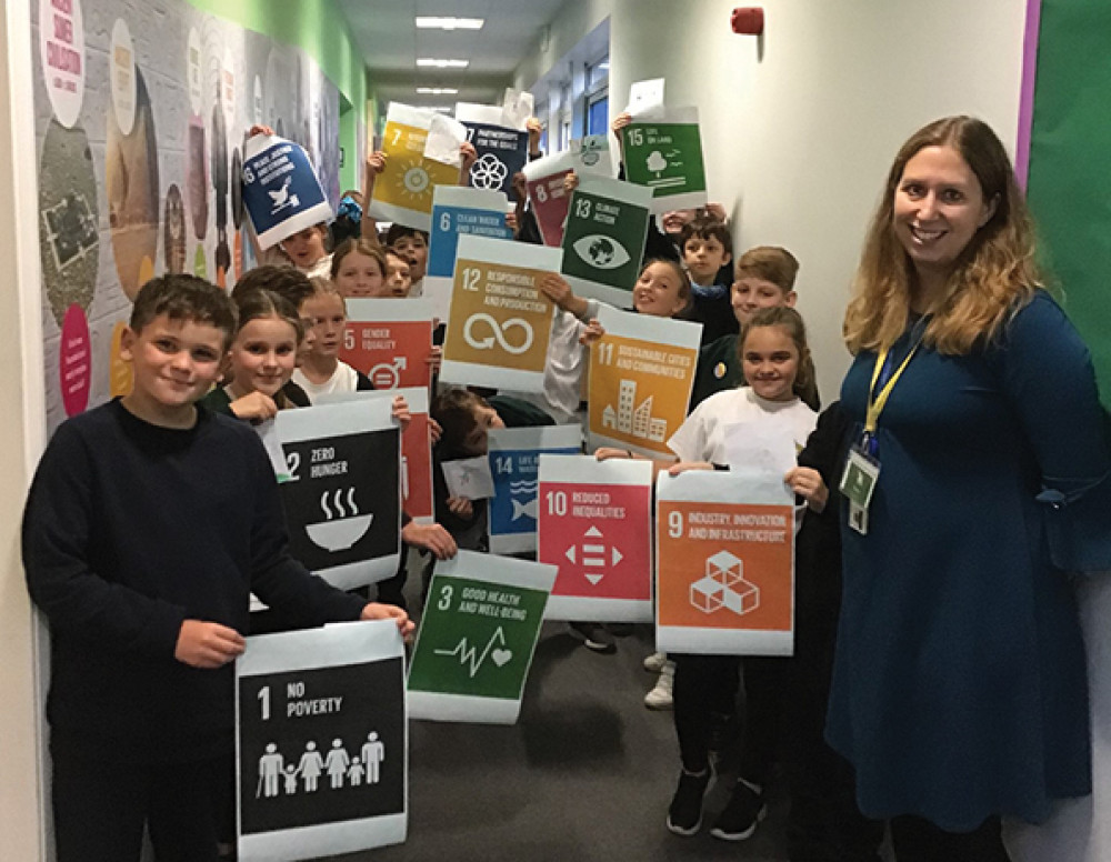 DP World’s Sustainability Manager Emma Cowper with the children. 