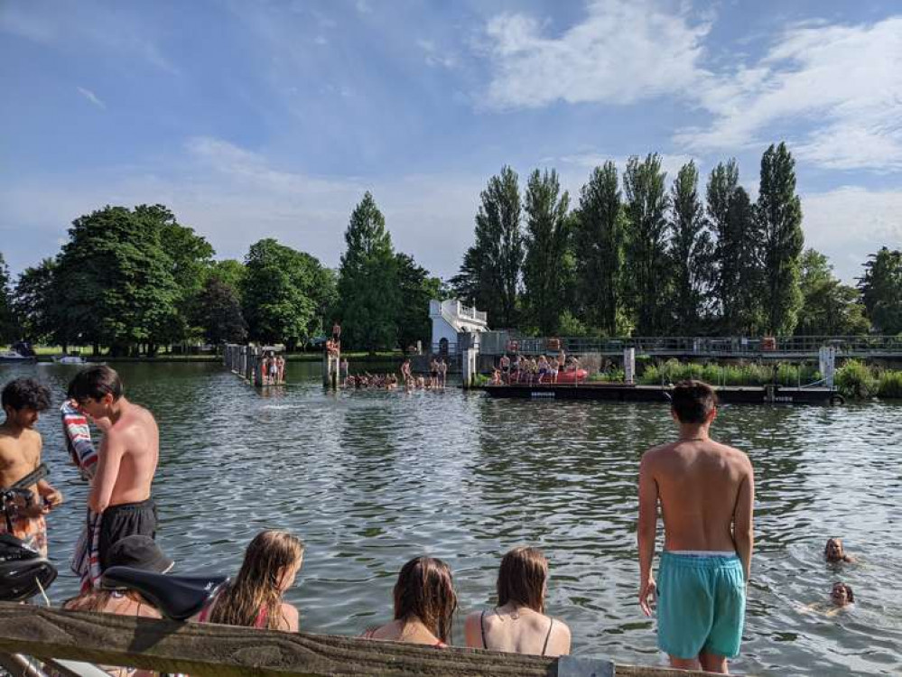 Swimming in the channel is against the Thames byelaws and could lead to serious injury due to the number of boats that go through (Credit: Nub News)