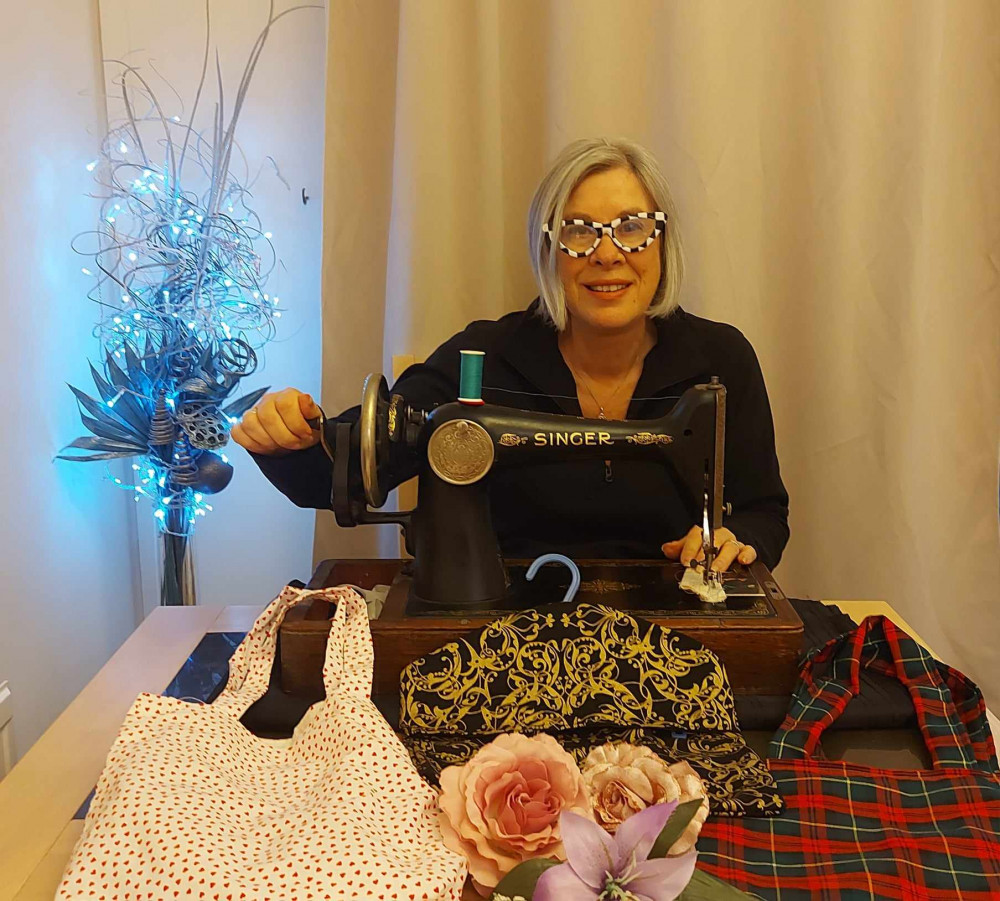 Helen Mollart with 'Betsy' her vintage Singer sewing machine from 1921. (Photo: Helen Mollart)