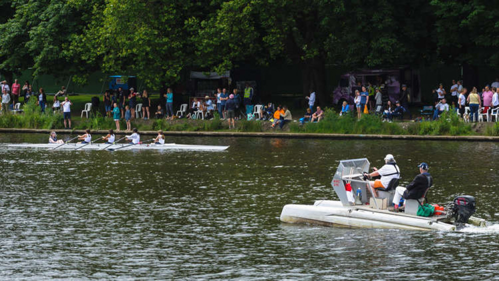 The competition heats up by Kingston bridge (Credit: Ollie G Monk)