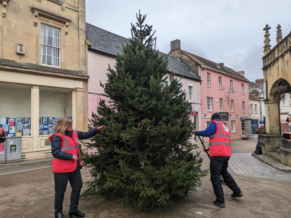 Council 'elfs' help to install the tree in the town centre (Credit: Shepton Mallet Town Council) 