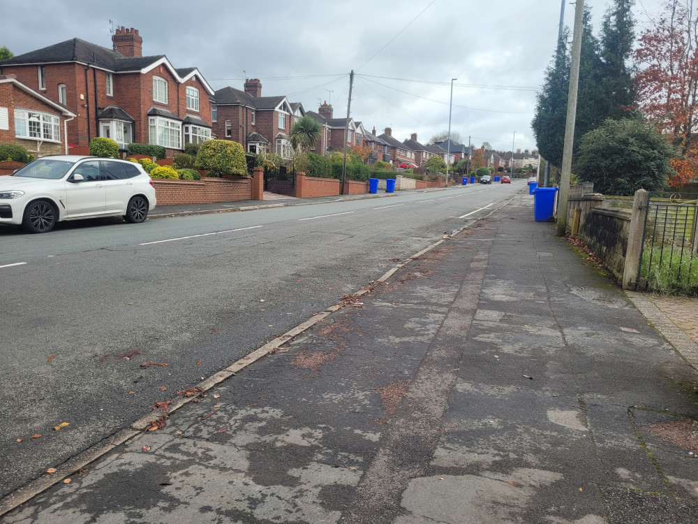 Consultations have started on whether to introduce double yellow lines on Lighwood Road (LDRS).