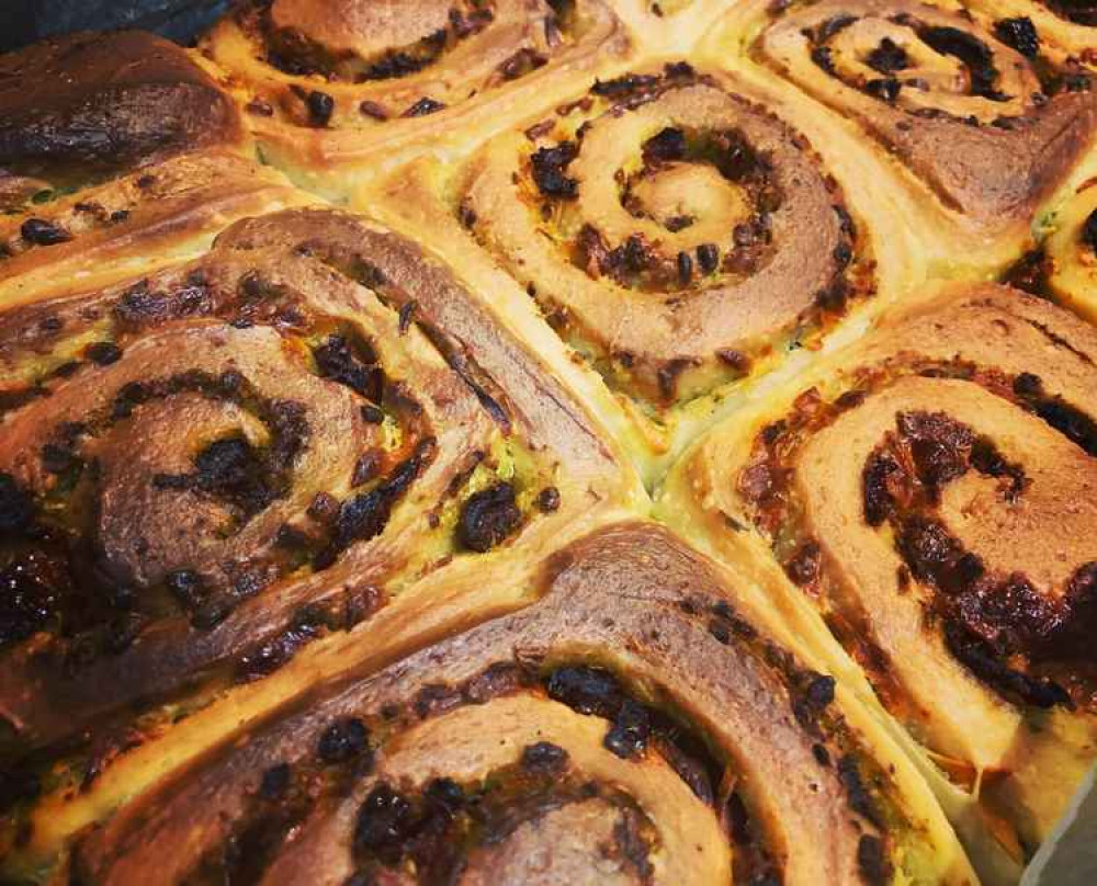 Mozzarella, pesto and sun-dried tomato buns