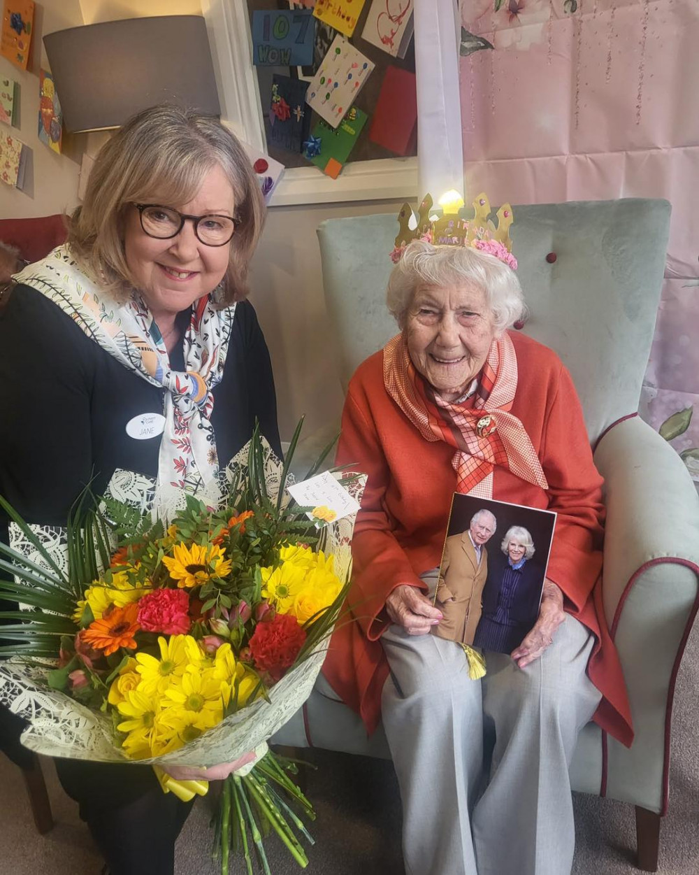 Manager, Jane Haines with 107-year-old Marie and her card from the King and Queen Consort. (Photo: Twyford House Care Home) 