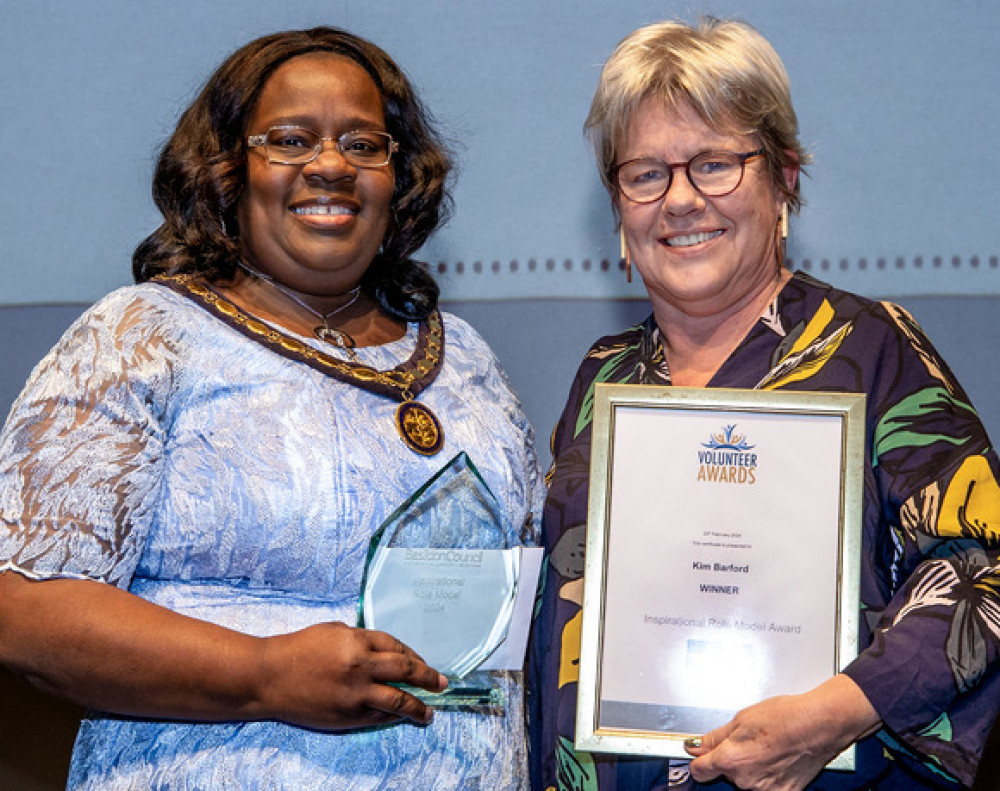 Deputy Mayor Councillor Yetunde Adeshile presents Kim Barford with her award as volunteer of the year. 