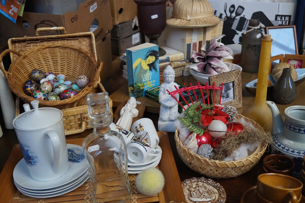 Freecycle events reduce the amount of rubbish going to landfill. One man's trash can be another man's treasure.