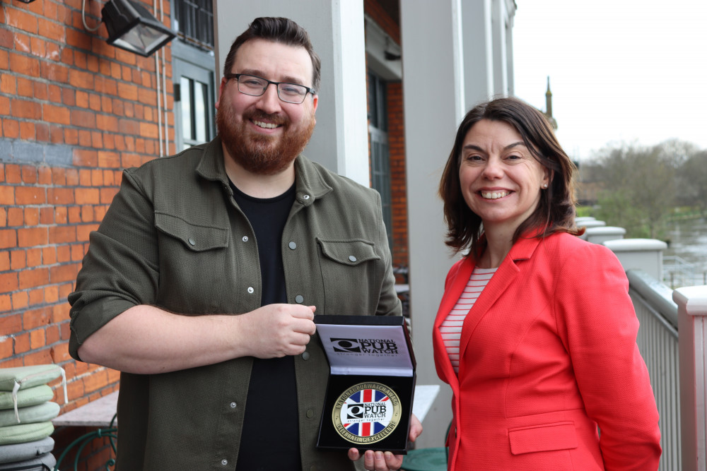 Richmond Park MP Sarah Olney meets pub manager who received top accolade for bravery. (Photo Credit: National Pubwatch). Richmond Park MP Sarah Olney meets pub manager who received top accolade for bravery. (Photo Credit: National Pubwatch).