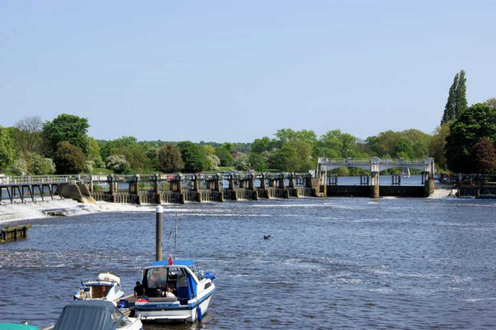 A flood alert has been issued for Thames riverside from Putney Bridge to Teddington Weir for Tuesday 9 April, with river levels expected to rise from spring tides (Wiki Commons).