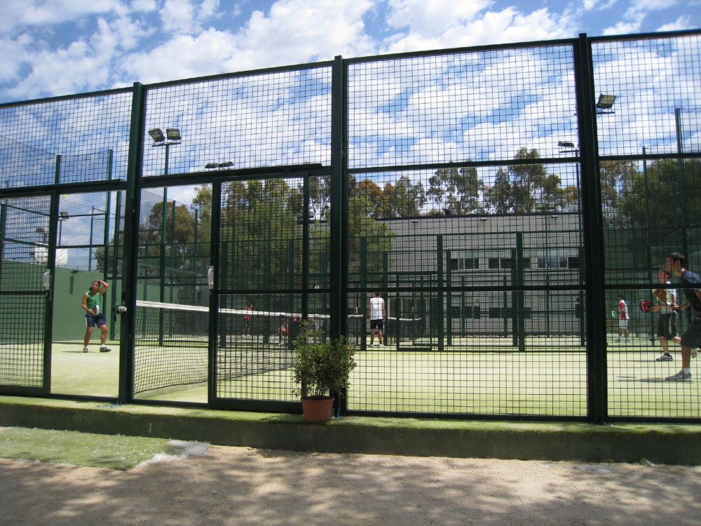 A demonstration of the sport (not at Mottram Hall). (Image CC 2.- Jacky Cheong Unchanged https://commons.wikimedia.org/wiki/File:Sanchez-Casal_Paddle_Tennis_Game.jpg)