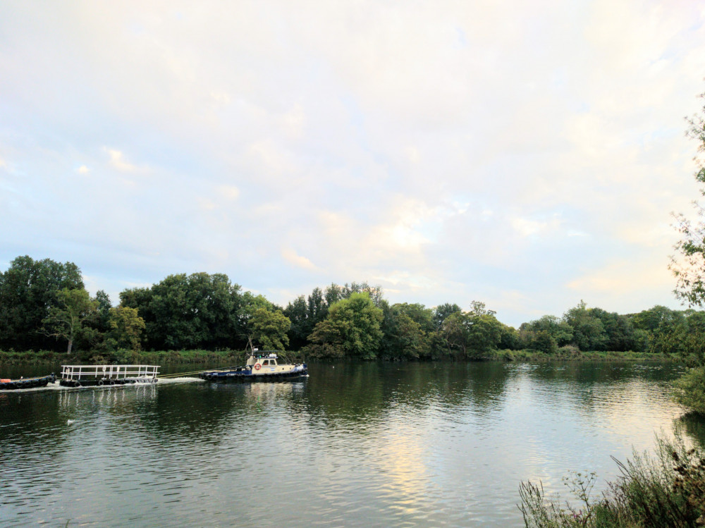 The Environment Agency's flood alert from yesterday morning, 7 May, remains in place around Twickenham ‘as a result of spring tides’. (Photo: Ollie G. Monk)